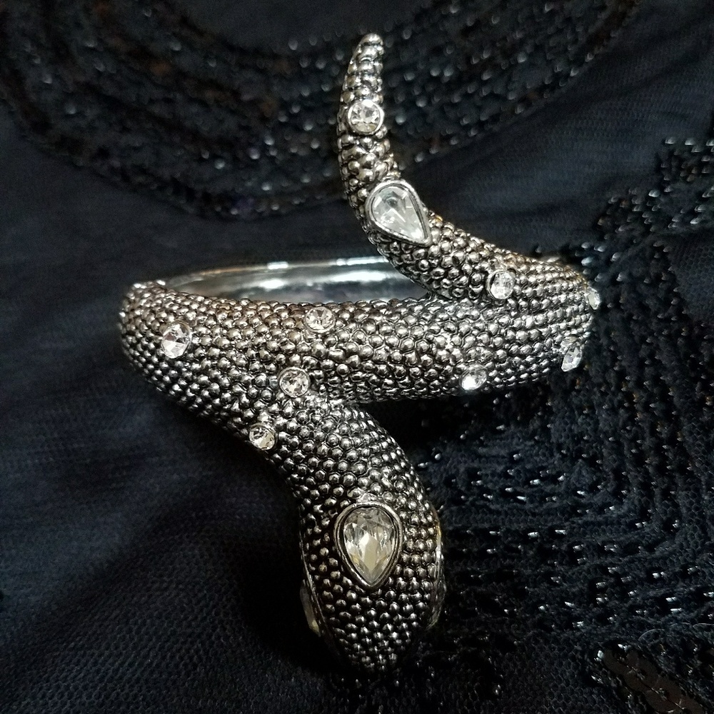 EUC GUESS Cleopatra Bracelet🌹 - Picture 6 of 8